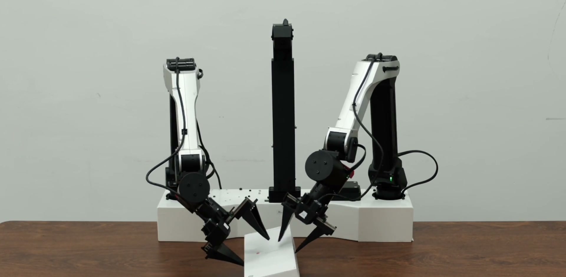 Xiaomi-Robotics-1 Forschungsroboter mit zwei Armen auf mobiler Plattform [Bildinhalt mit KI erstellt]